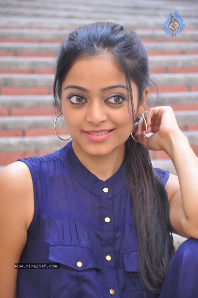 Janani Iyer Stills - 15 / 71 photos