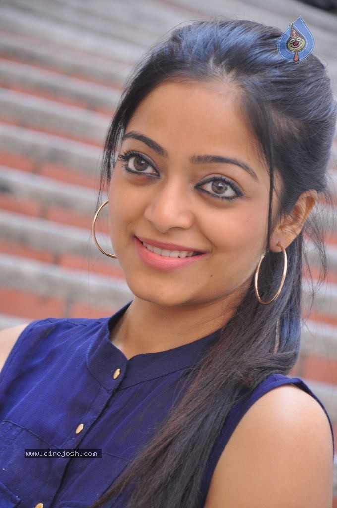 Janani Iyer Stills - 17 / 71 photos