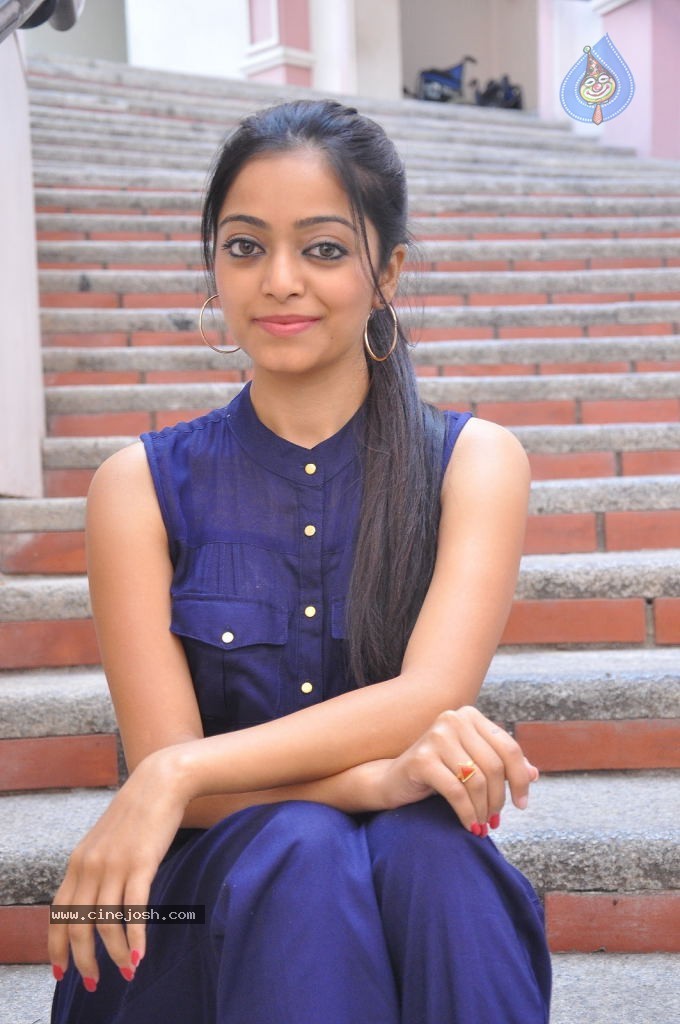 Janani Iyer Stills - 25 / 71 photos