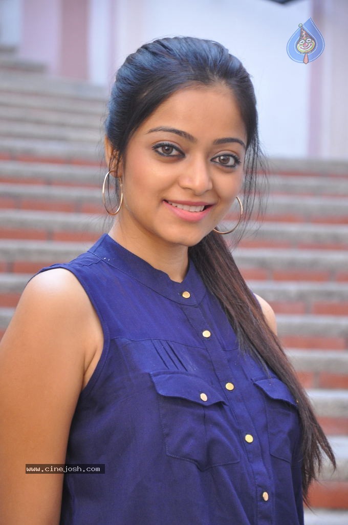 Janani Iyer Stills - 26 / 71 photos