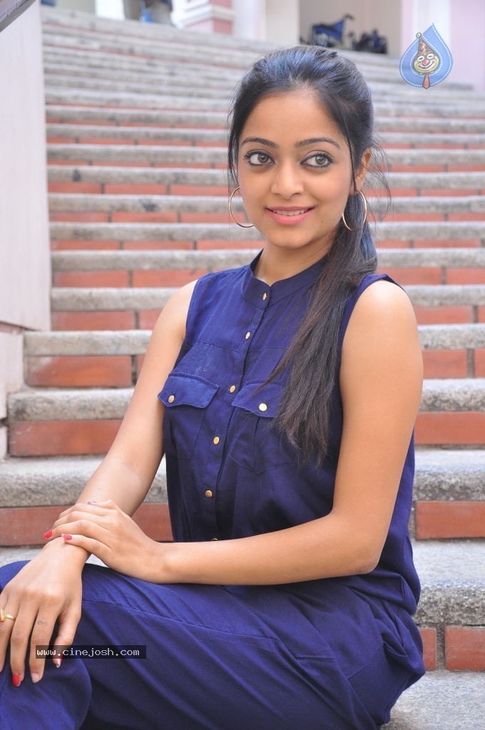 Janani Iyer Stills - 28 / 71 photos