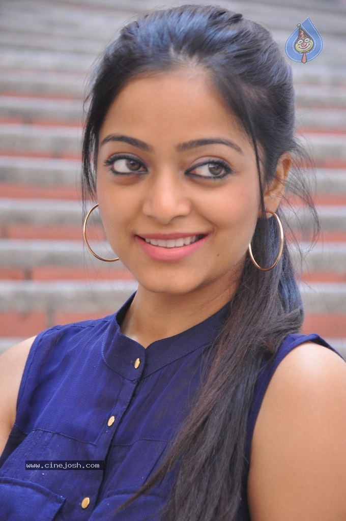 Janani Iyer Stills - 35 / 71 photos