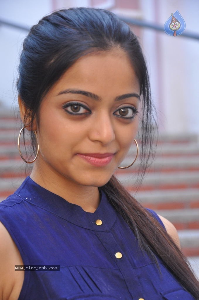 Janani Iyer Stills - 36 / 71 photos