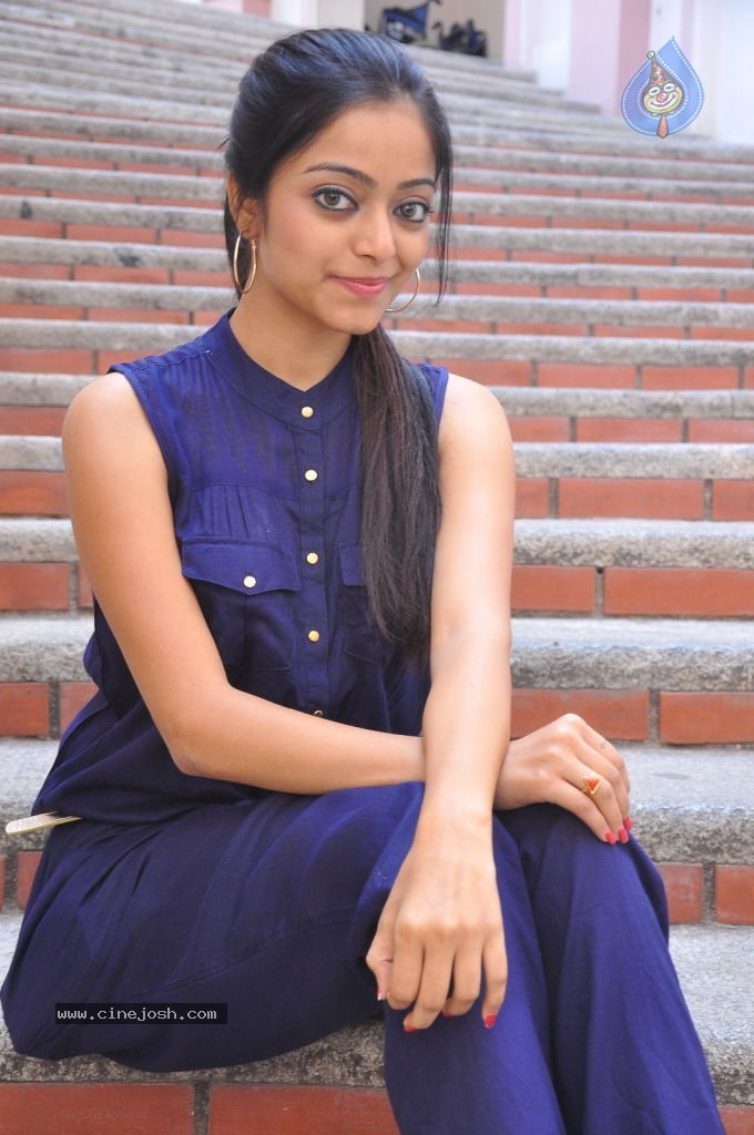 Janani Iyer Stills - 49 / 71 photos