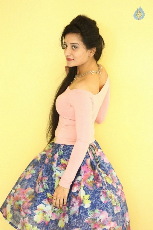 Janani Latest Photos - 6 / 17 photos