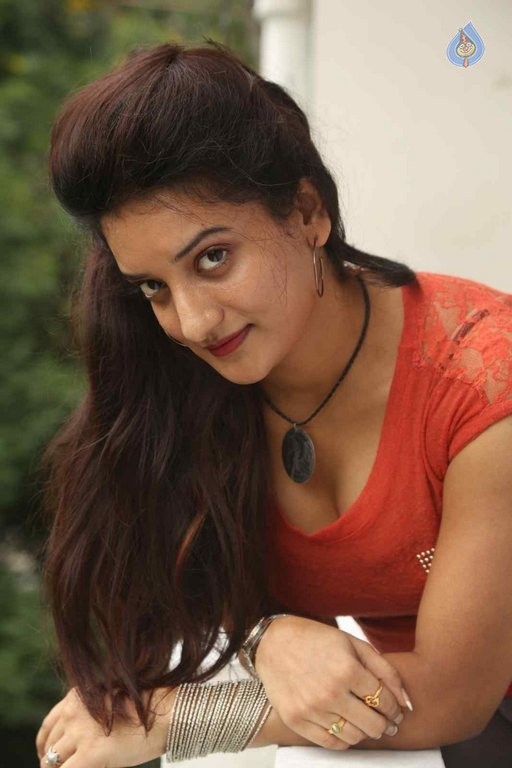 Janani Latest Photos - 13 / 39 photos