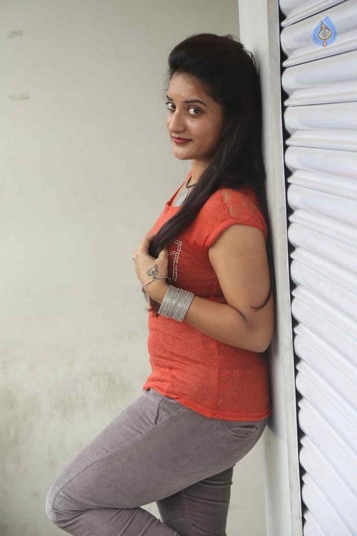 Janani Latest Photos - 14 / 39 photos