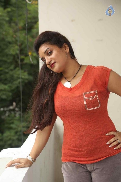 Janani Latest Photos - 15 / 39 photos