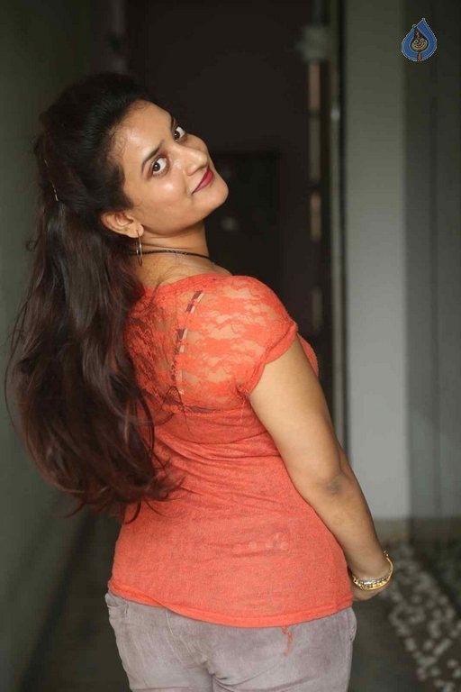 Janani Latest Photos - 17 / 39 photos