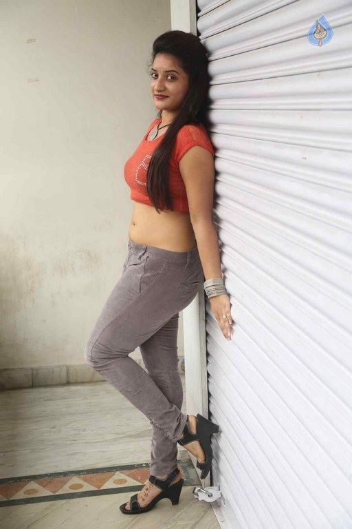 Janani Latest Photos - 19 / 39 photos