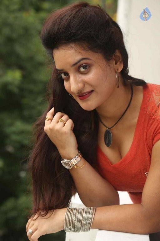 Janani Latest Photos - 22 / 39 photos