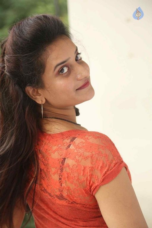 Janani Latest Photos - 33 / 39 photos