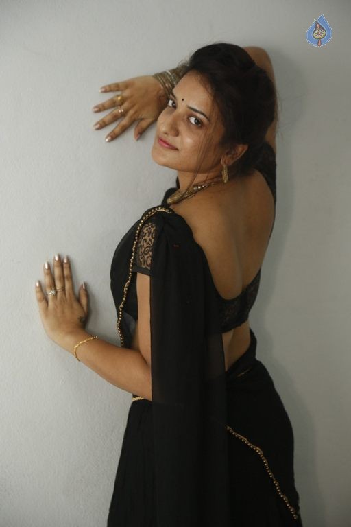 Janani New Photos - 4 / 30 photos