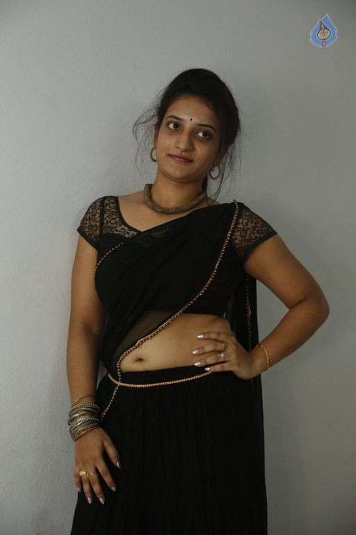 Janani New Photos - 19 / 30 photos