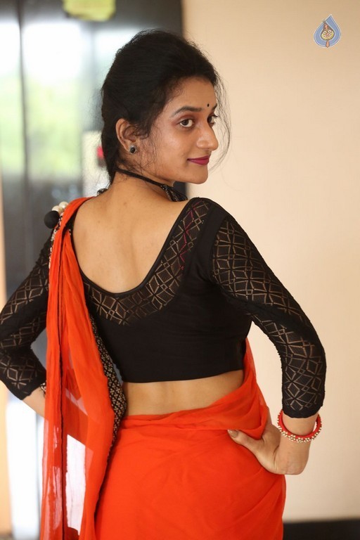 Janani New Pics - 19 / 34 photos