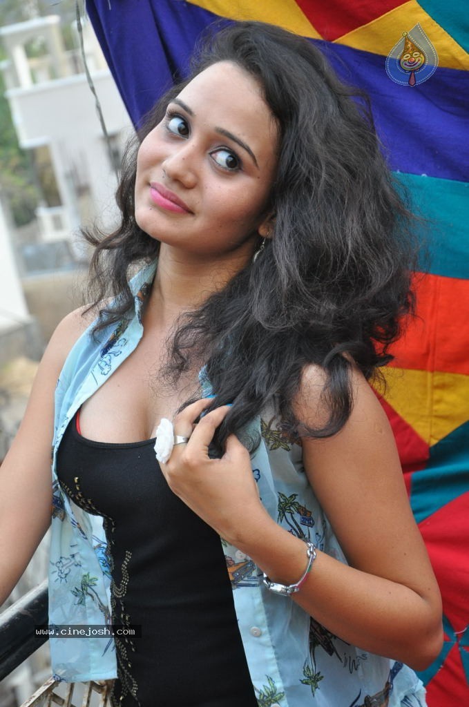 Jhansi Hot Stills - 22 / 68 photos