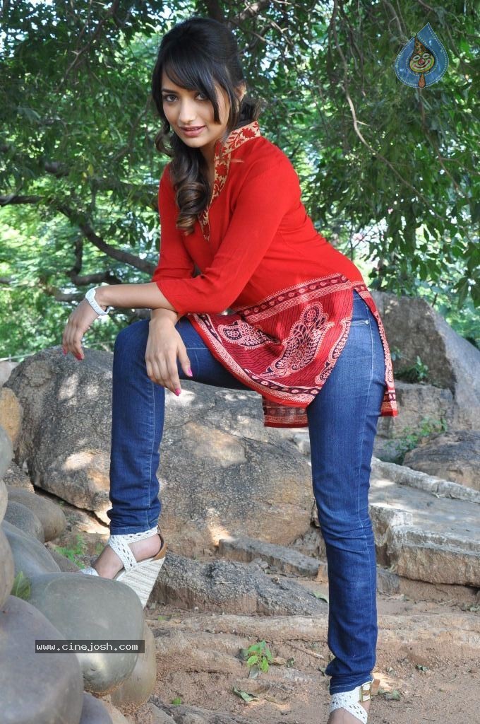 Jiya New Stills - 29 / 68 photos