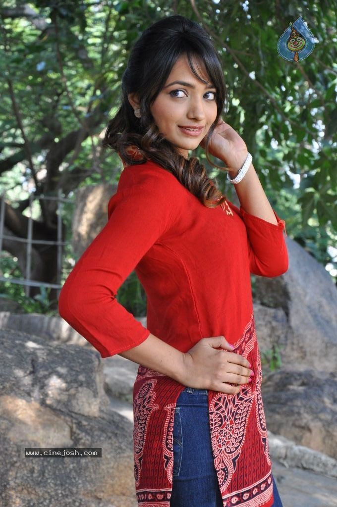 Jiya New Stills - 30 / 68 photos