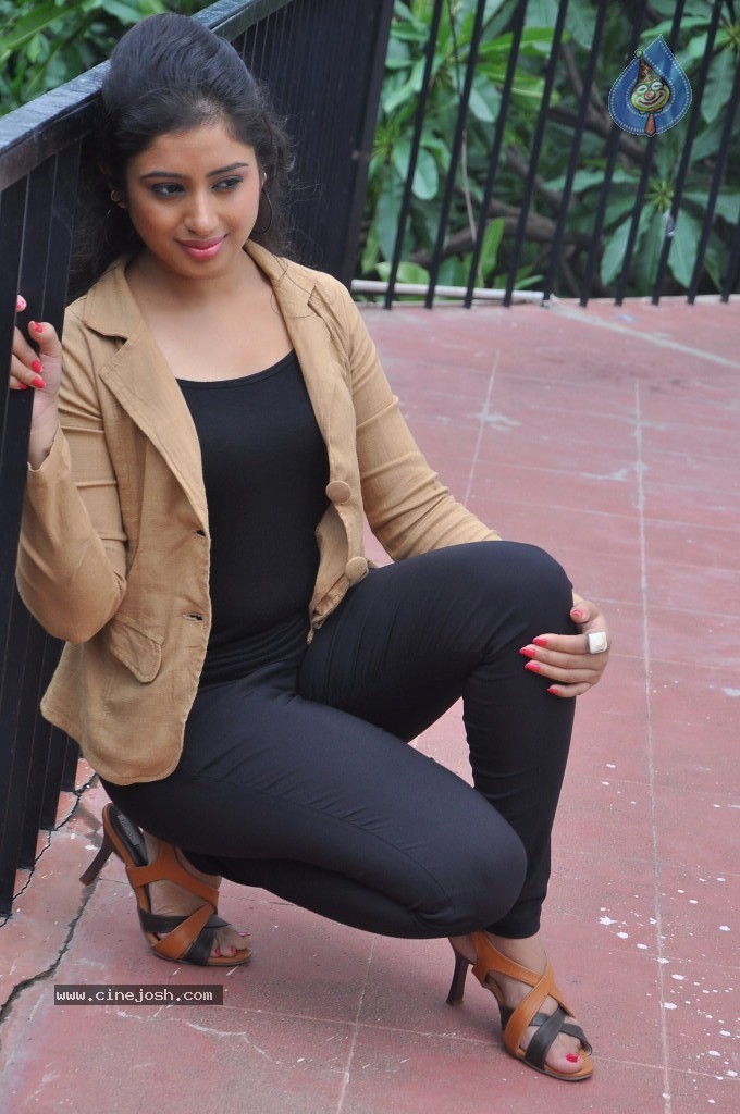 Jr Jeevitha Stills - 20 / 74 photos