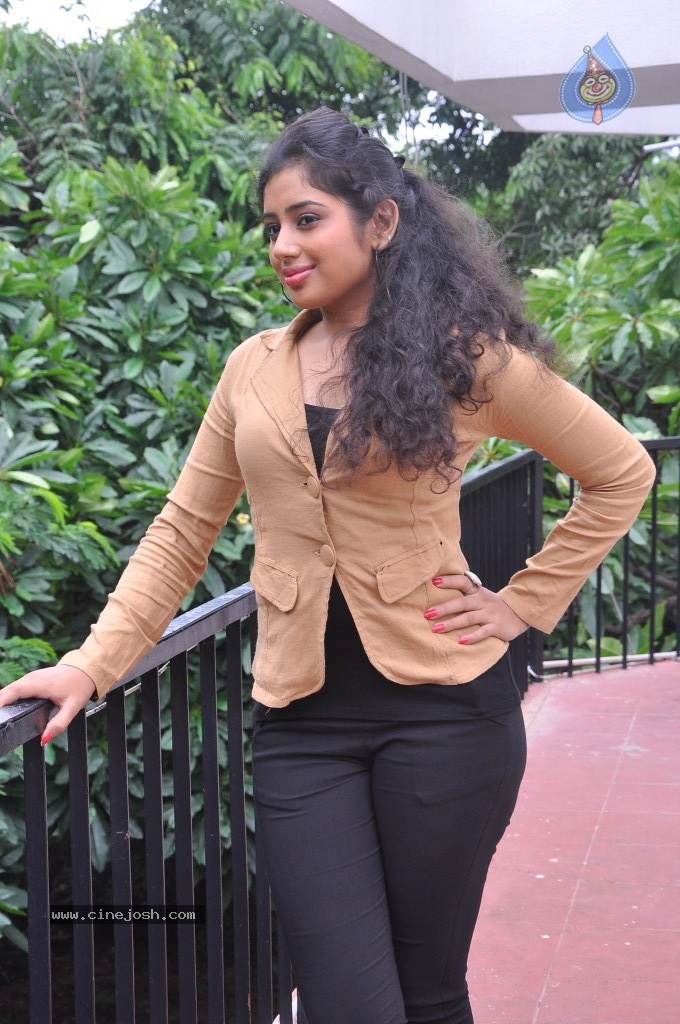 Jr Jeevitha Stills - 32 / 74 photos