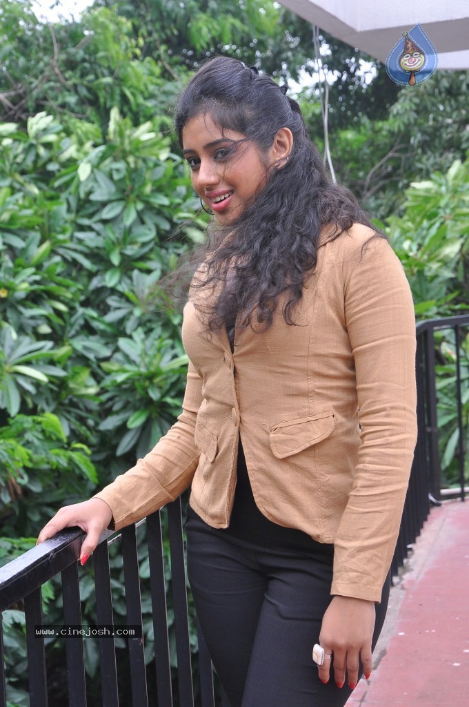 Jr Jeevitha Stills - 55 / 74 photos