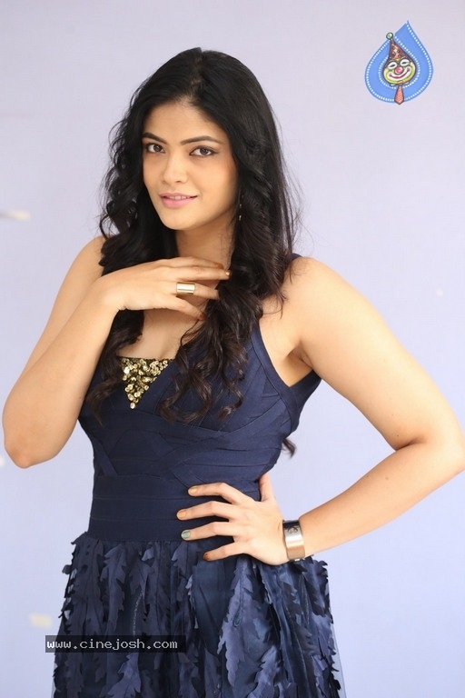 Kalpika Ganesh Photos - 5 / 20 photos