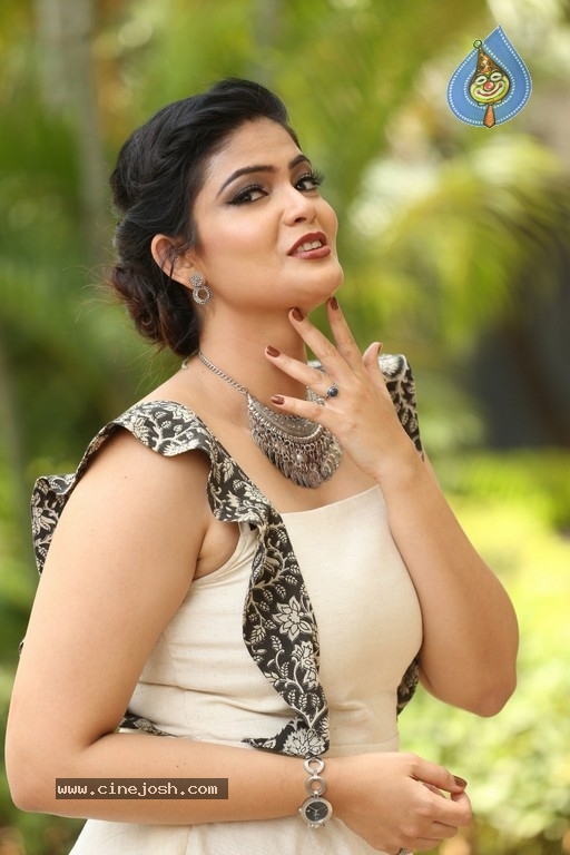 Kalpika Ganesh Photos - 19 / 21 photos