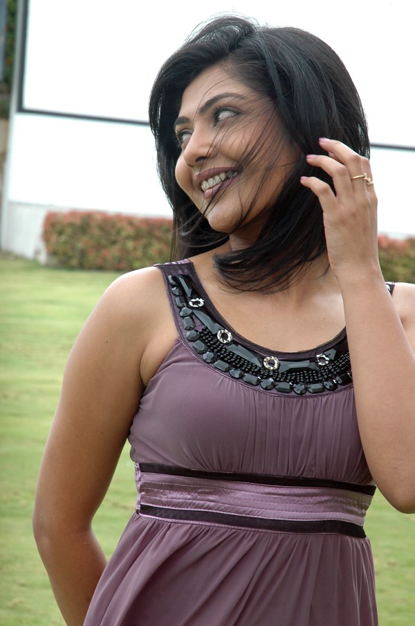 Kamalini Mukherjee - 23 / 35 photos