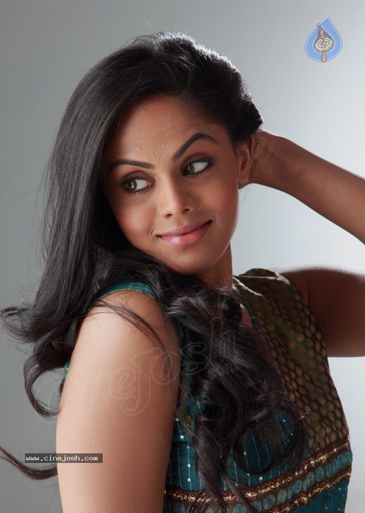 Karthika Latest Stills - 56 / 82 photos