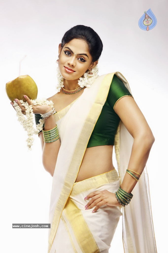 Karthika Nair New Stills - 8 / 19 photos