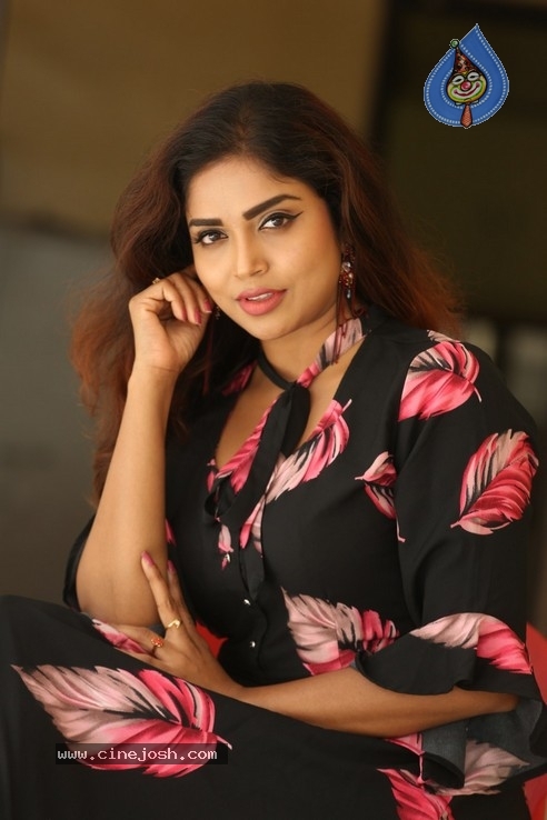 Karunya Chowdary Stills - 18 / 32 photos