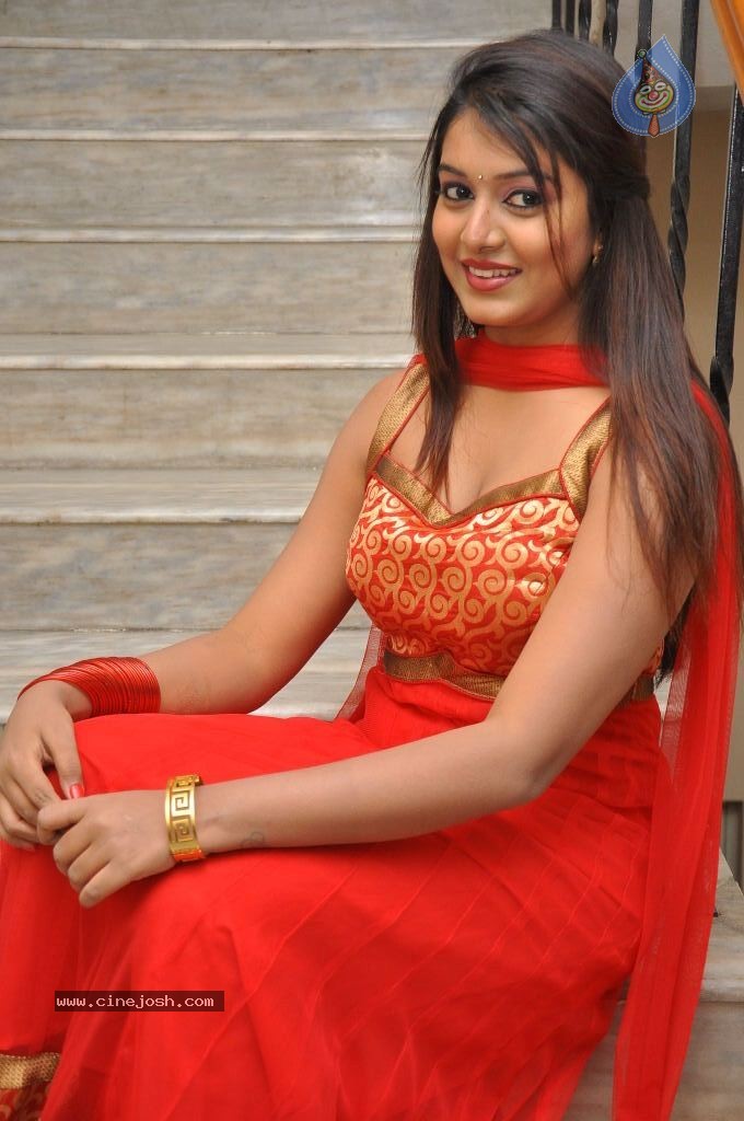 Kavya Kumar Stills - 35 / 110 photos