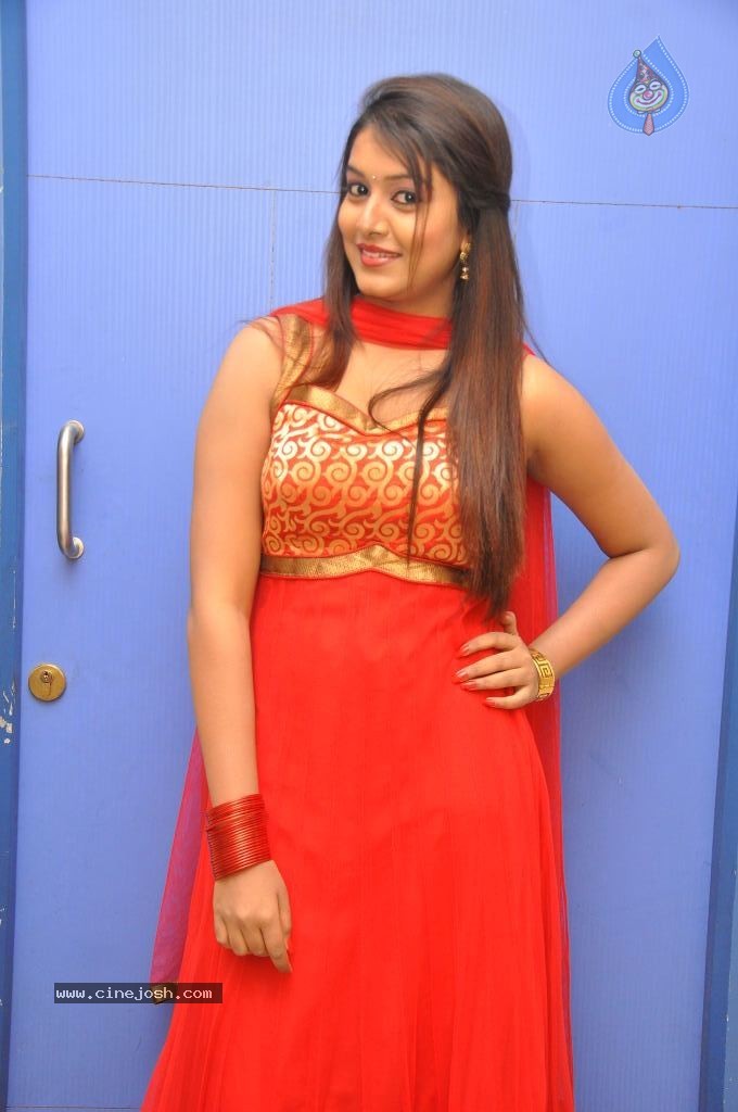 Kavya Kumar Stills - 59 / 110 photos