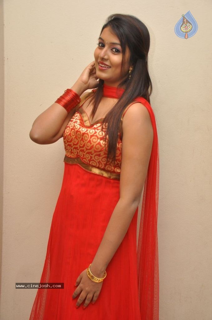 Kavya Kumar Stills - 68 / 110 photos