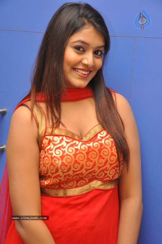 Kavya Kumar Stills - 98 / 110 photos