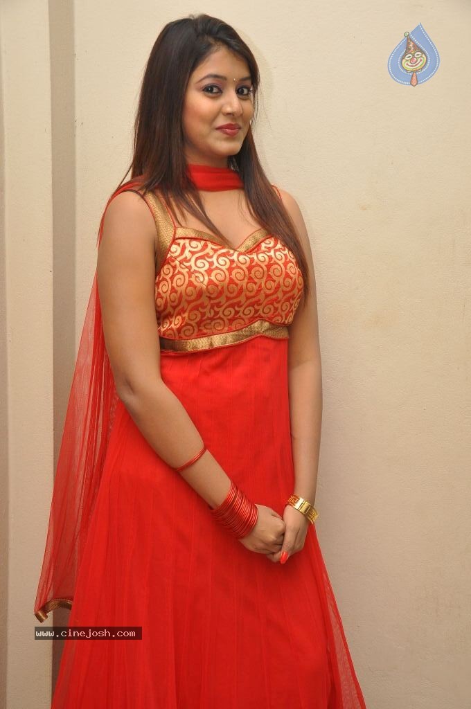 Kavya Kumar Stills - 103 / 110 photos