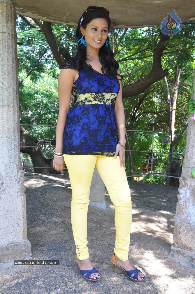 Kavya New Stills - 27 / 46 photos