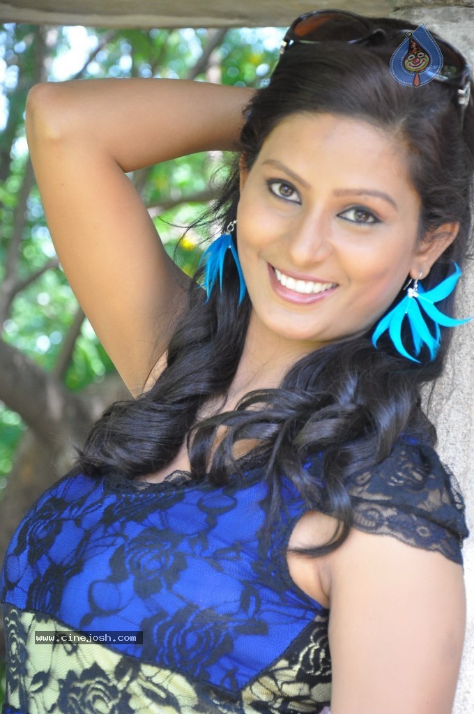 Kavya New Stills - 29 / 46 photos