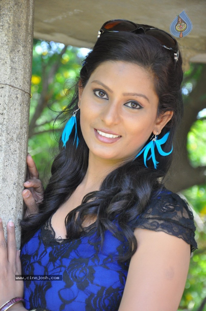 Kavya New Stills - 33 / 46 photos