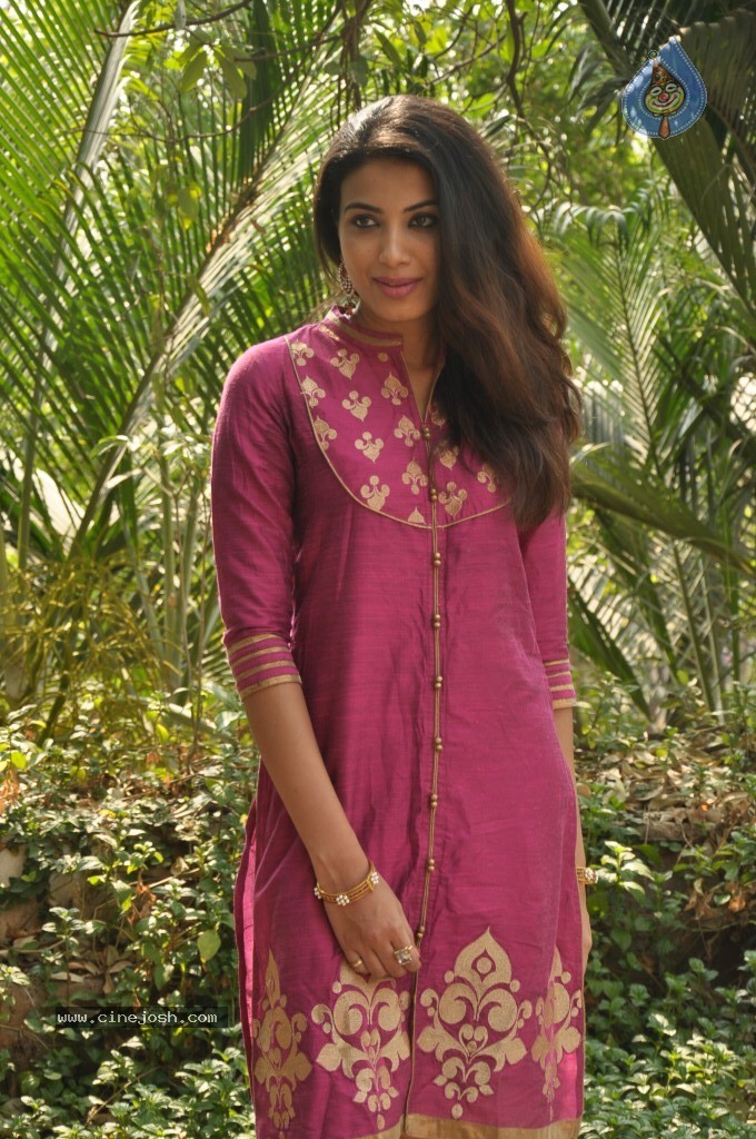 Kavya Shetty Stills - 5 / 33 photos