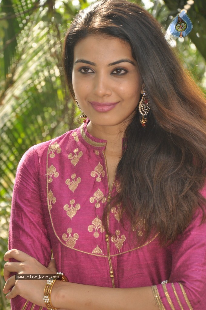 Kavya Shetty Stills - 16 / 33 photos