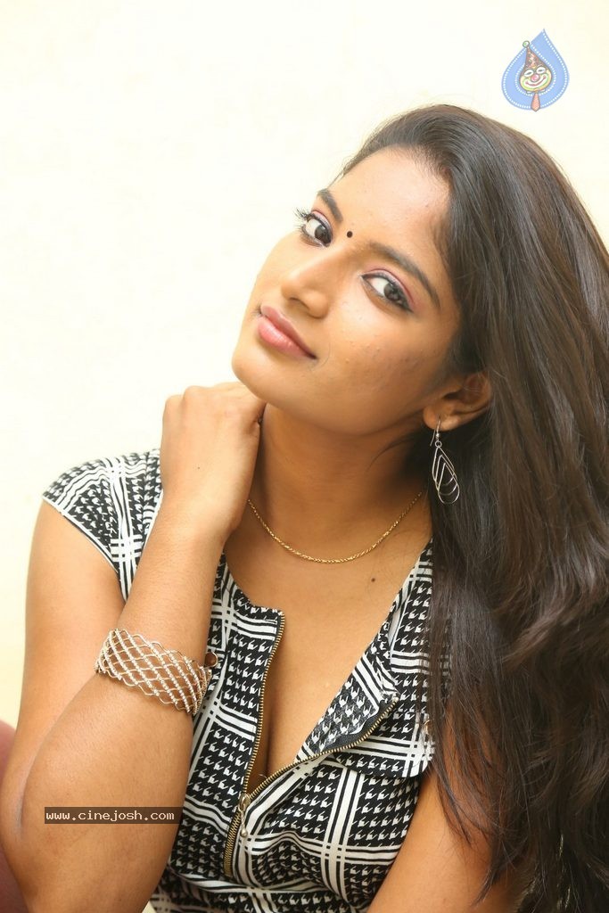 Keerthi New Photos - 10 / 100 photos