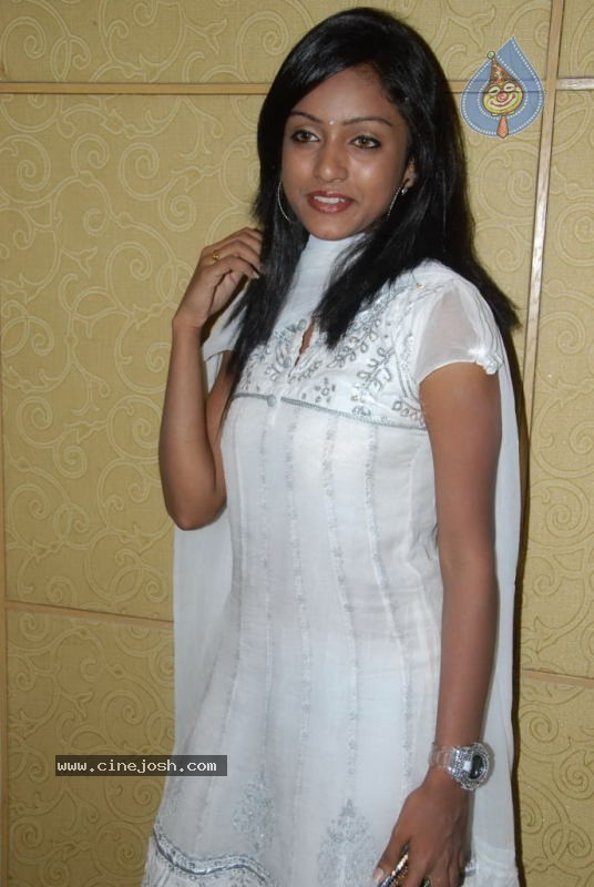 Keerthi New Stills - 32 / 32 photos