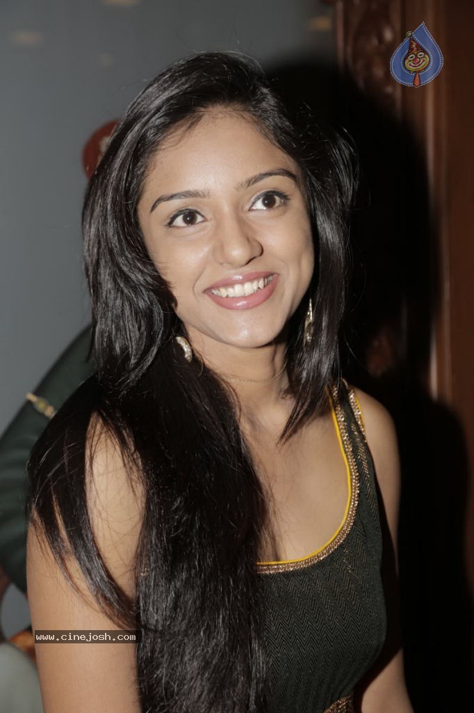 Keerthi New Stills - 24 / 41 photos