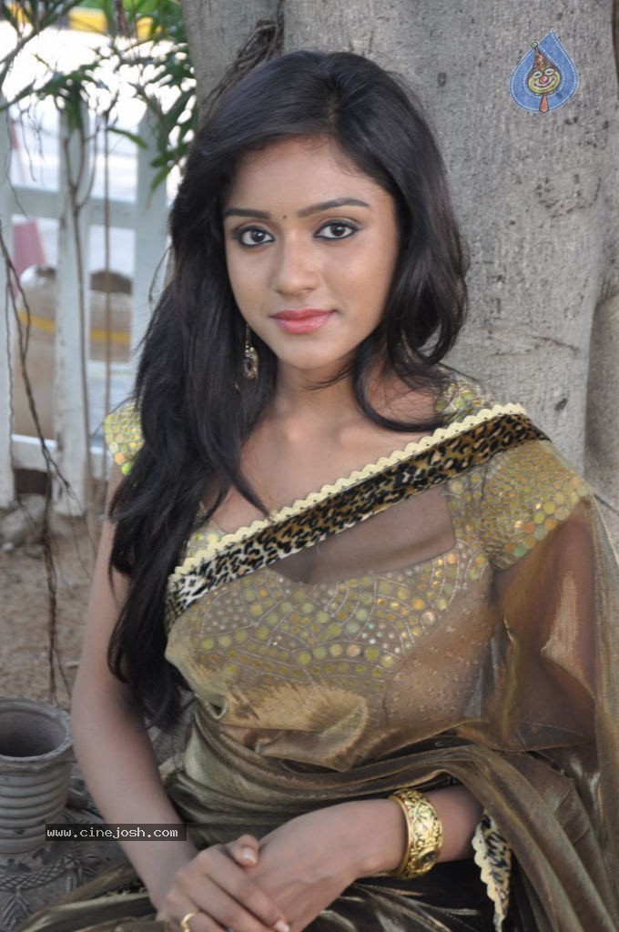 Keerthi New Stills - 11 / 37 photos