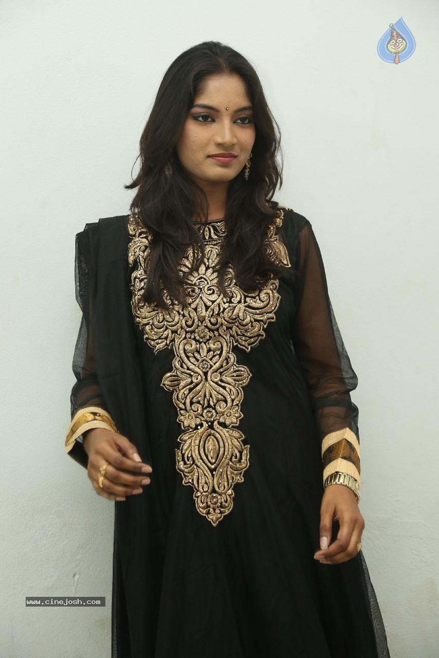 Keerthi Photos - 33 / 49 photos