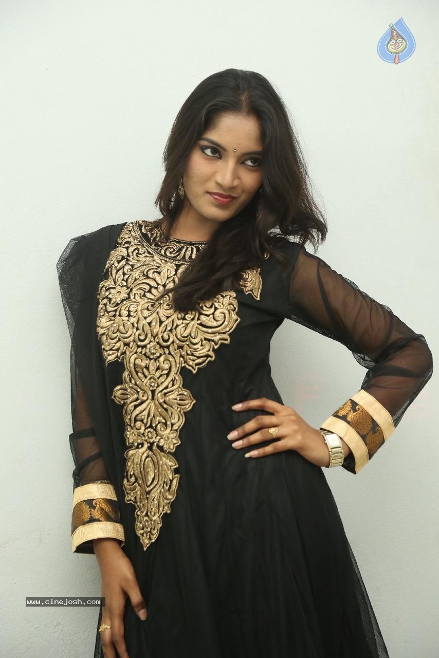 Keerthi Photos - 34 / 49 photos