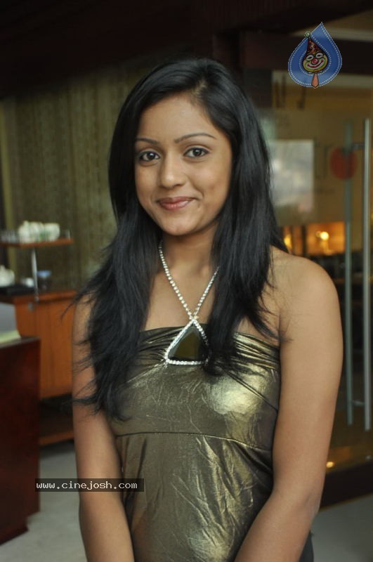 Keerthi Stills - 8 / 34 photos