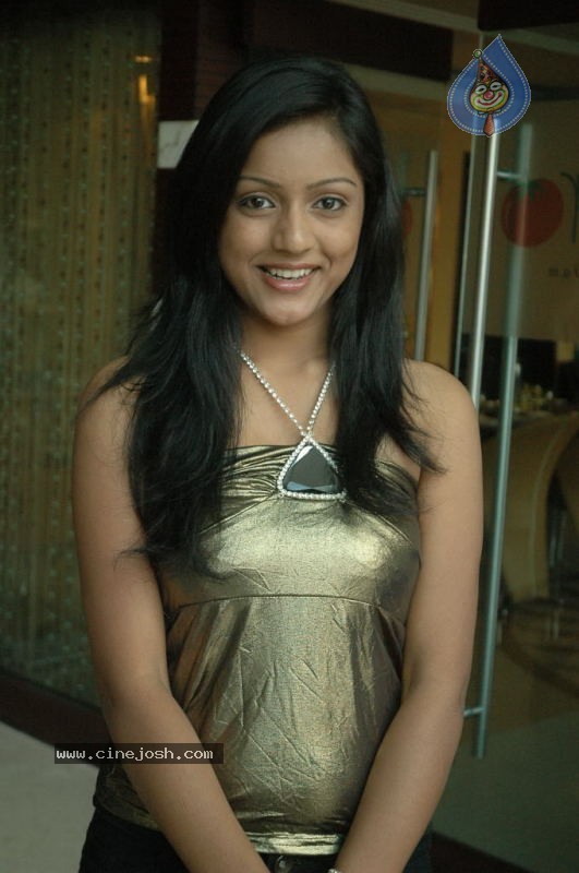 Keerthi Stills - 12 / 34 photos