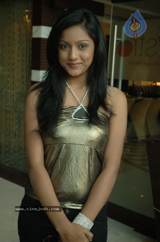 Keerthi Stills - 26 / 34 photos